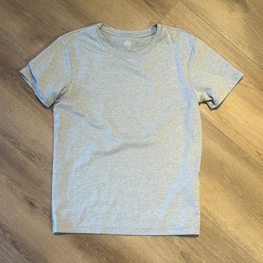 ALO Yoga Men's Light Gray Short Sleeve Tee